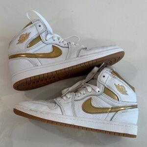 Jordan 1 Retro High OG Metallic gold. Used. Size 2Y. In good condition!